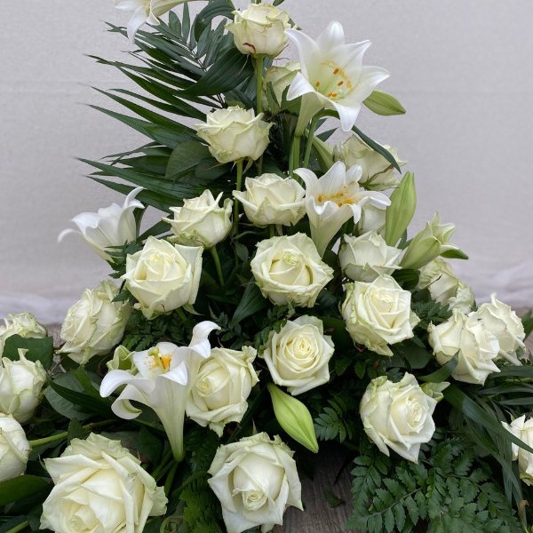 Gesteck-weiße Lilien/Rosen Bild 2